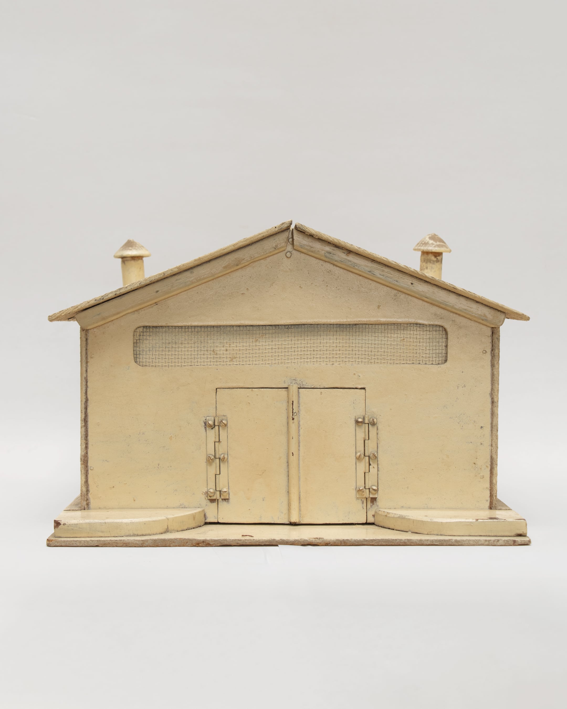 Trinket box in the shape of a barn by Geran Knol