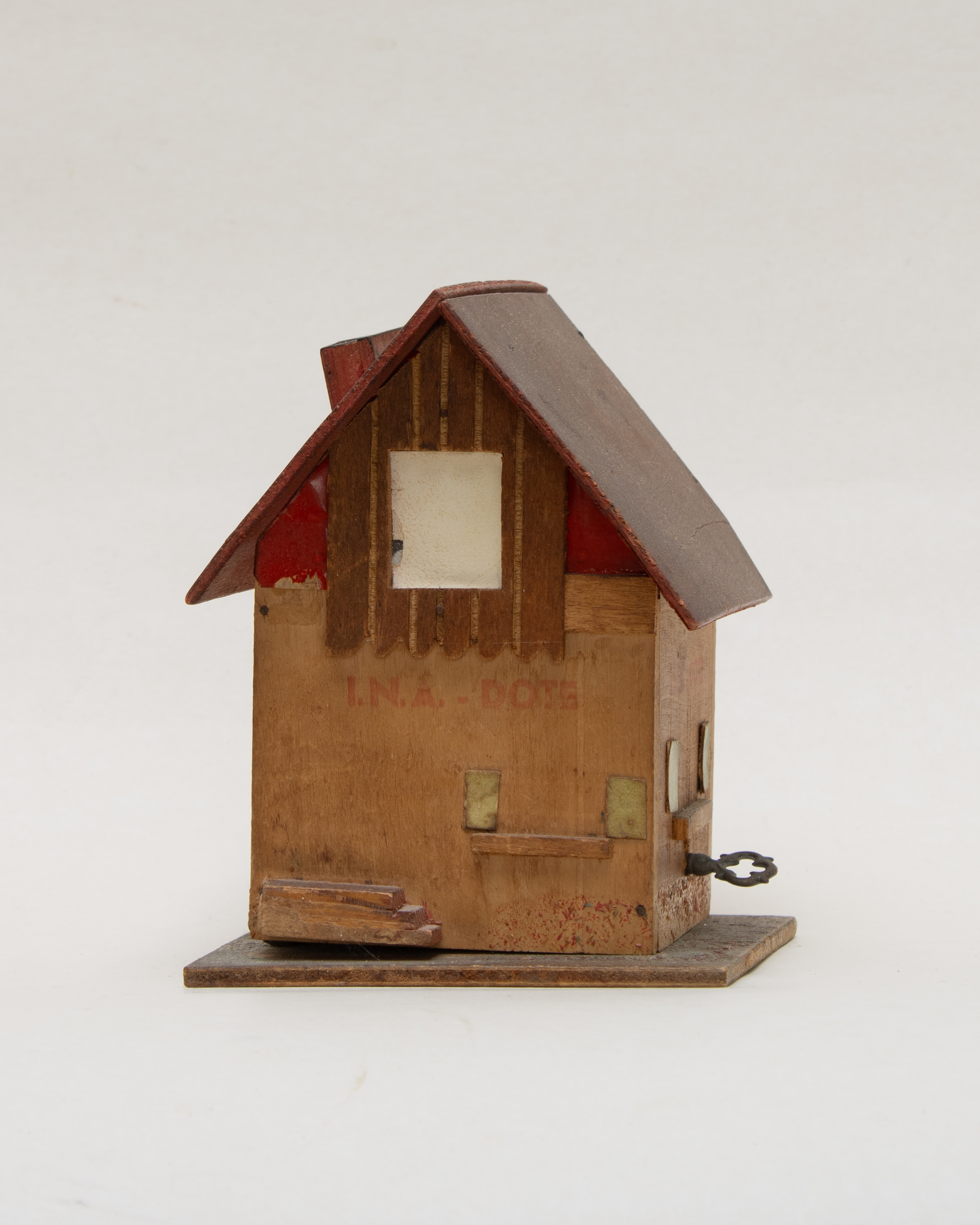 Money box with key by Geran Knol