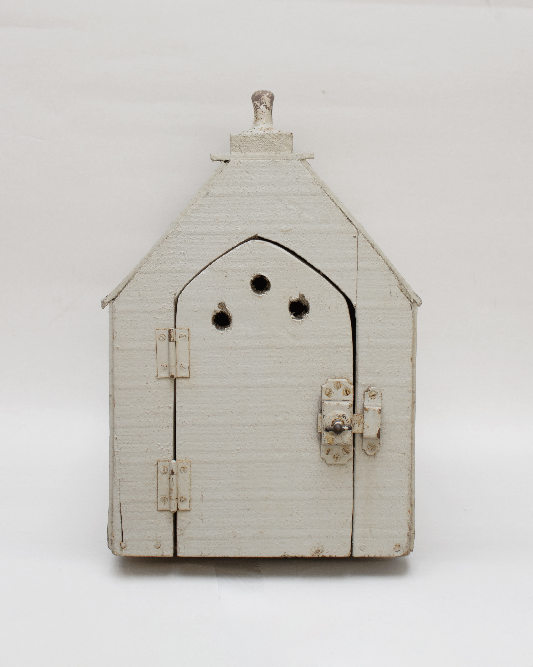 House-shaped pigeon basket by Geran Knol