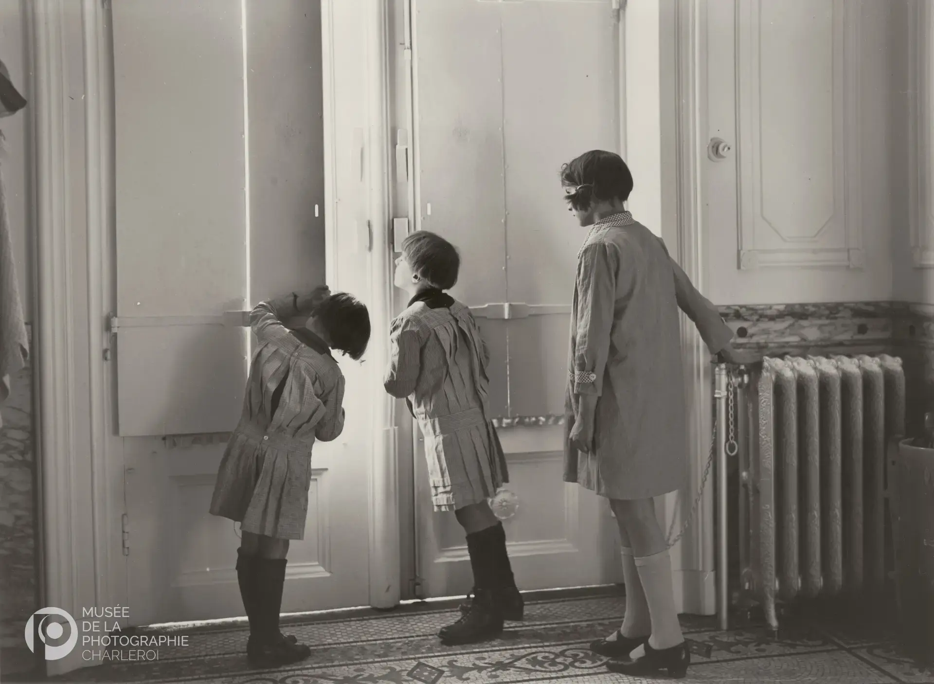 Suzanne, Michel et Lucien by Léonard Misonne