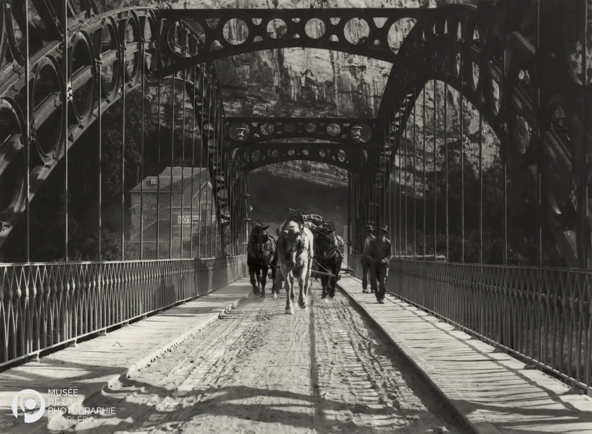 Pont de Namèche, 8 septembre 1898 by Léonard Misonne