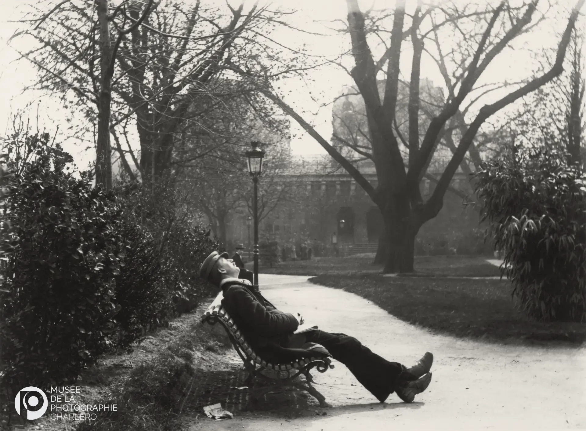 Homme dormant sur un banc, Paris ca. 1894 by Léonard Misonne