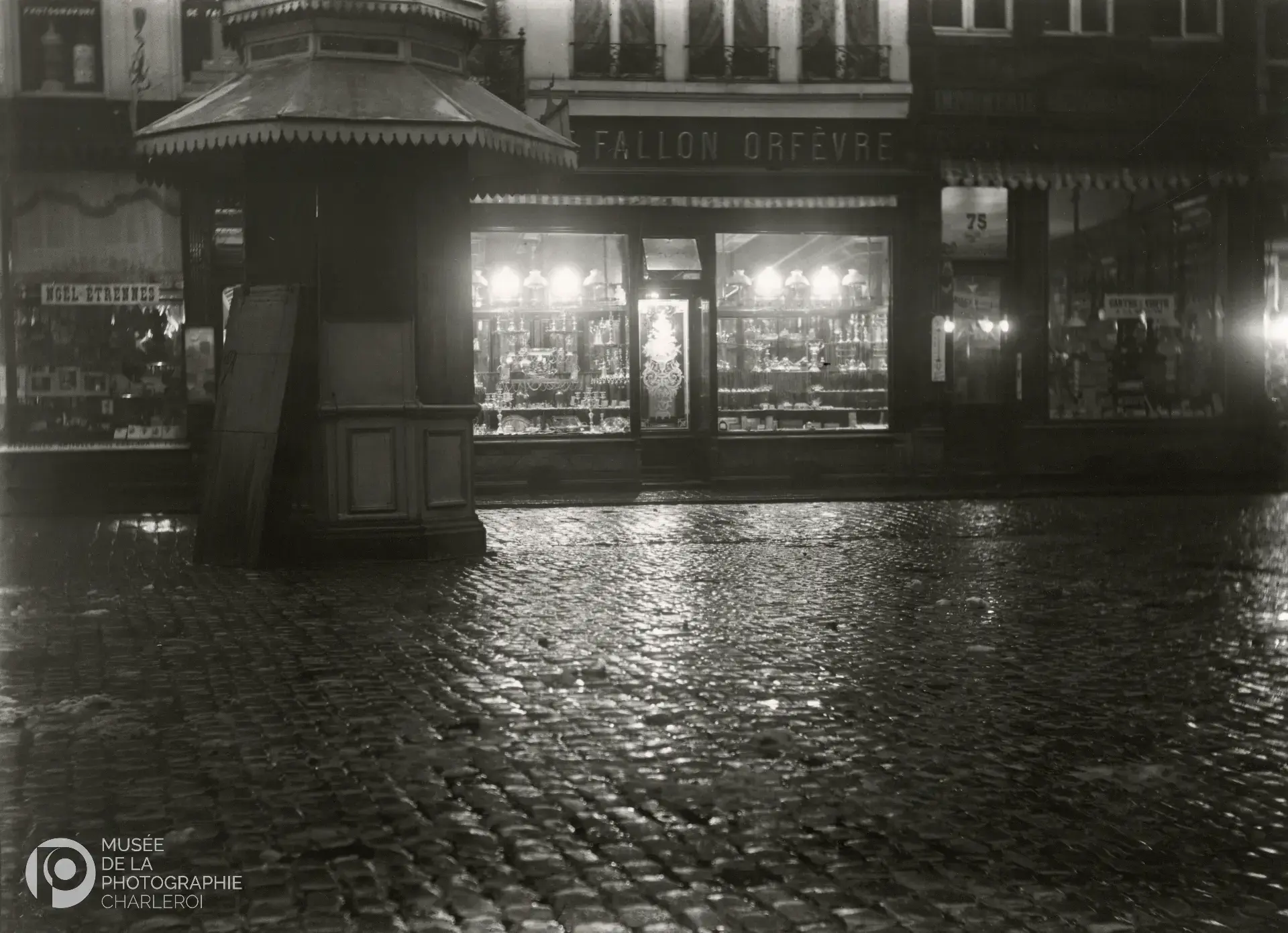 Boutique Fallon, la nuit (décembre 1901, Namur by Léonard Misonne