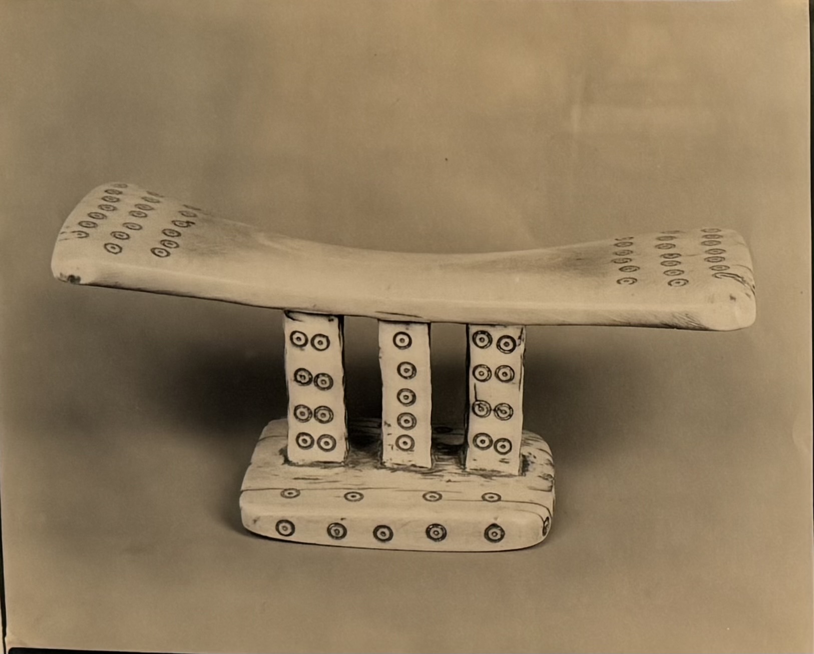 Nackenstütze by Walker Evans